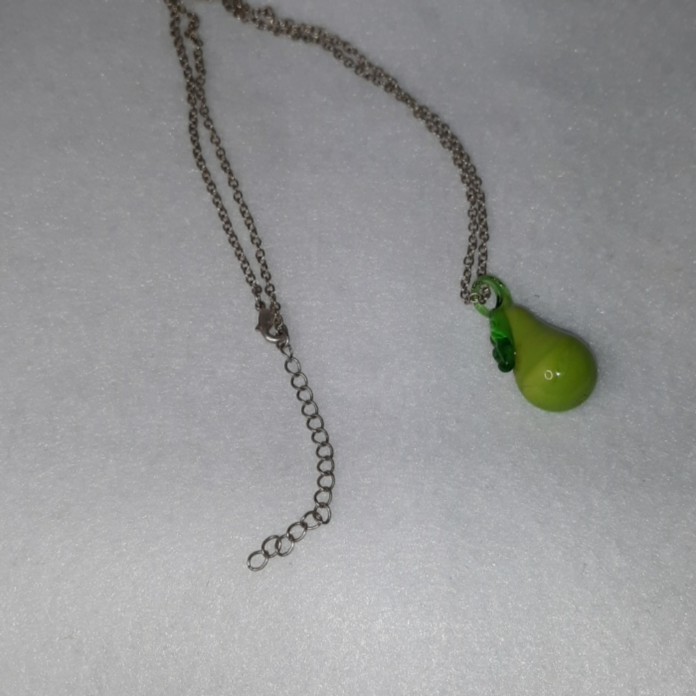 SILVERTONE NECKLACE WITH GREEN GLASS PEAR